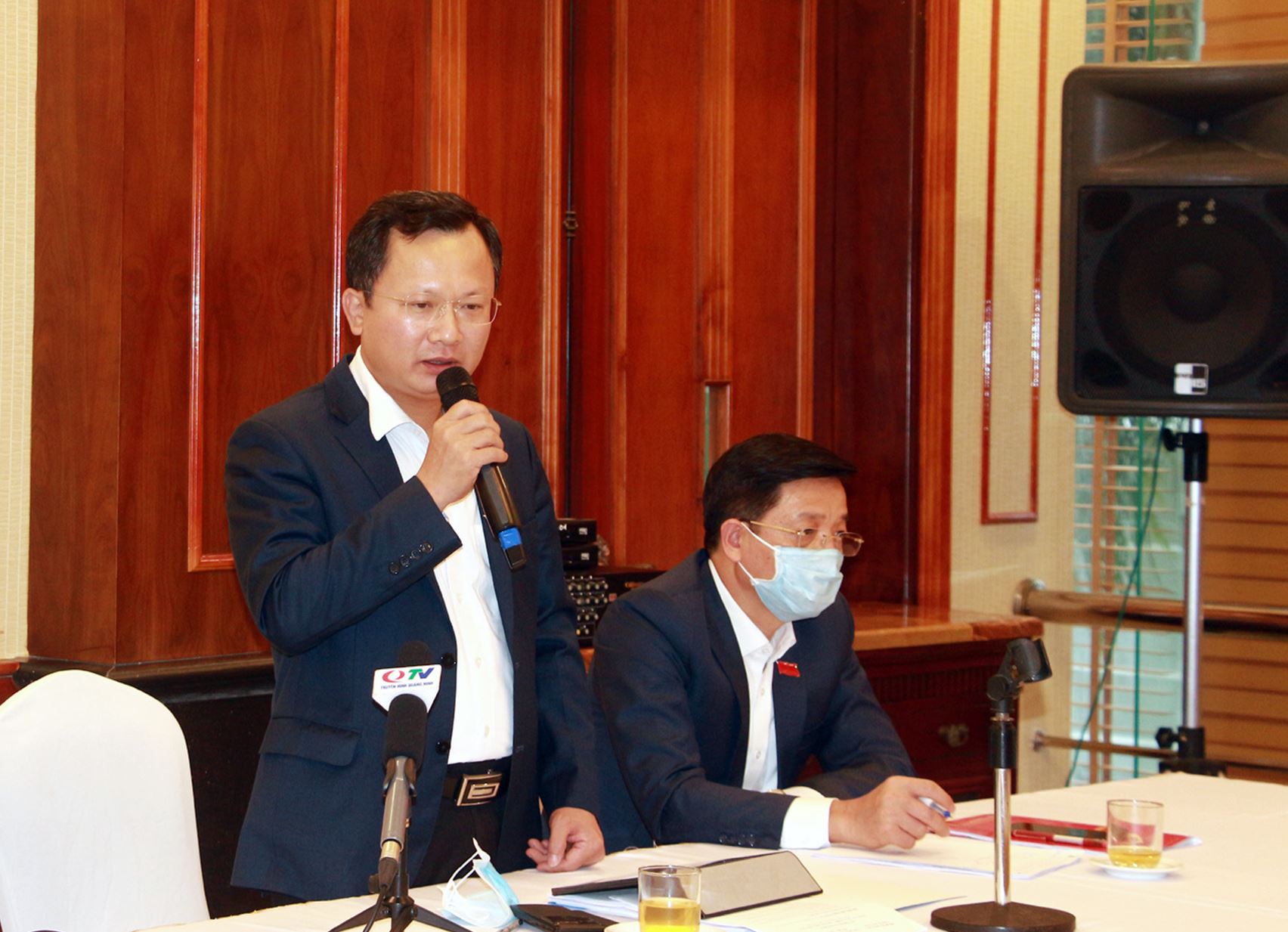 Đại biểu Cao Tường Huy, Phó Chủ tịch Thường trực UBND tỉnh, Tổ Đại biểu TX Quảng Yên bày tỏ phấn khởi trước những kết quả trong phát triển KT-XH của tỉnh năm 2020. 