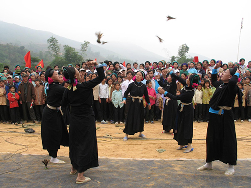 Chị em phụ nữ Sán Chỉ đánh cầu chinh trong Ngày hội văn hoá - thể thao của dân tộc mình.