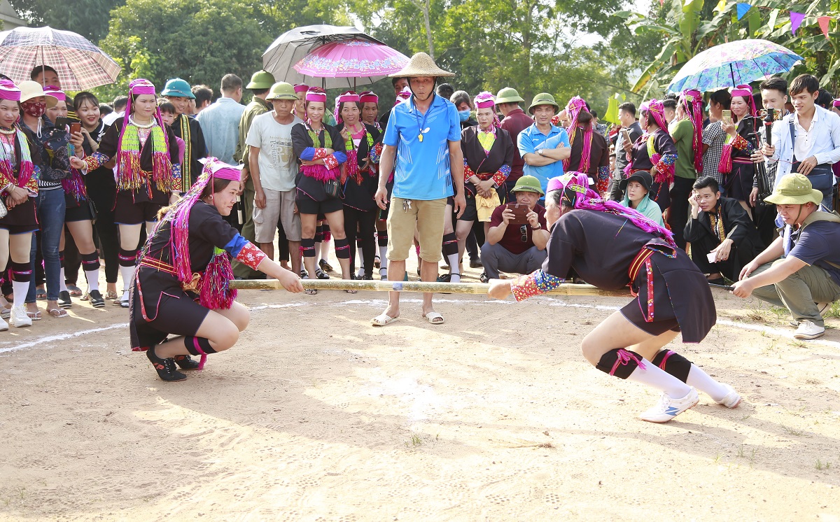 Trò chơi đẩy gậy là một nét đẹp văn hóa của dân tộc Dao. Ảnh chụp tại Lễ hội Văn hóa Thể thao dân tộc Dao, Chợ phiên vùng cao Hà Lâu tháng 6/2020. Ảnh: Xuân Thao