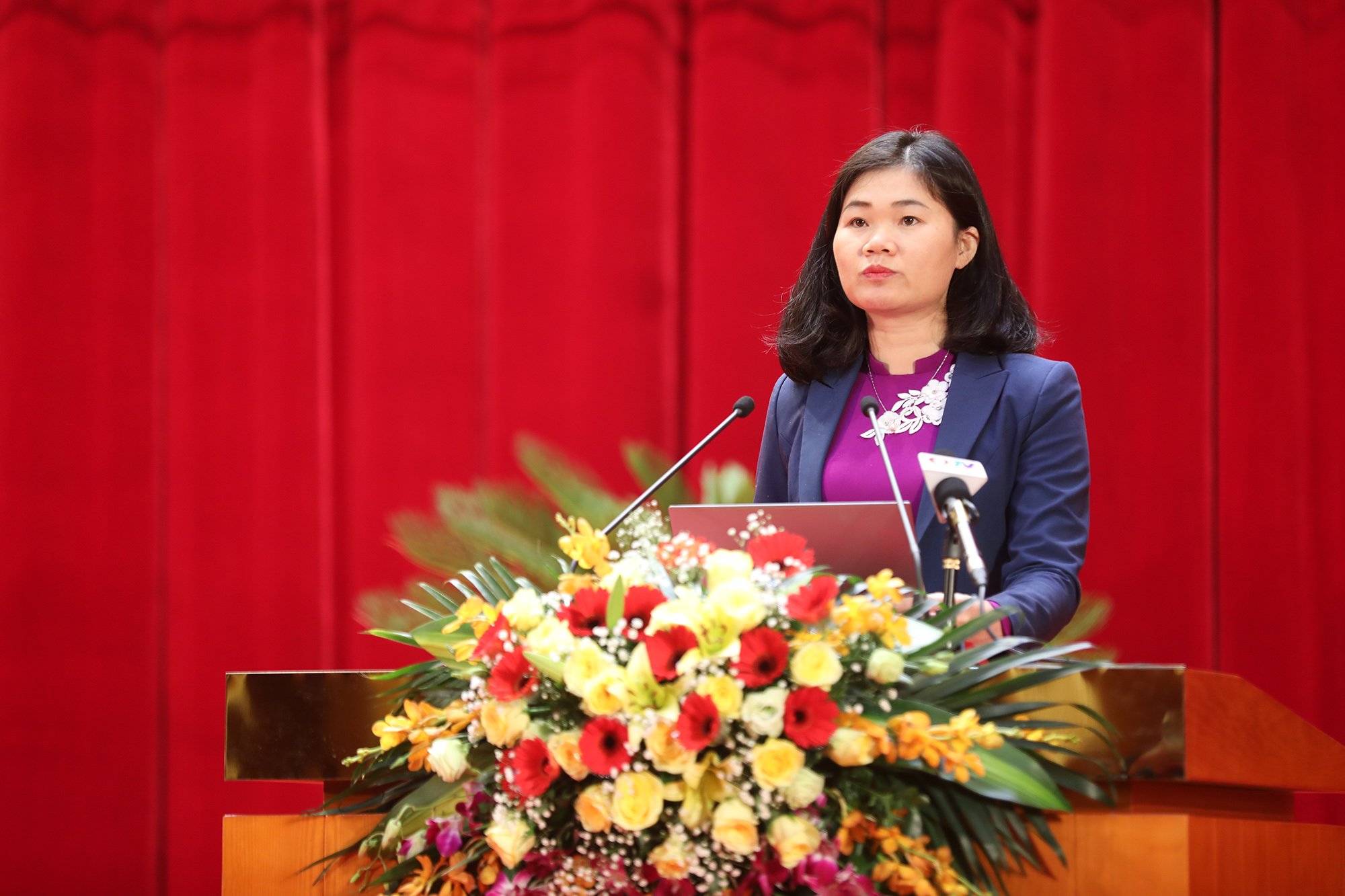 Đại biểu Lài Thị Hiền, Tổ đại biểu Bình Liêu phát biểu thảo luận tại hội trường.