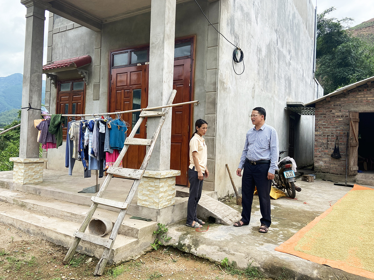Cán bộ xã Đồng Tâm (Bình Liêu) thăm hỏi tình hình đời sống, sản xuất của người dân địa phương.