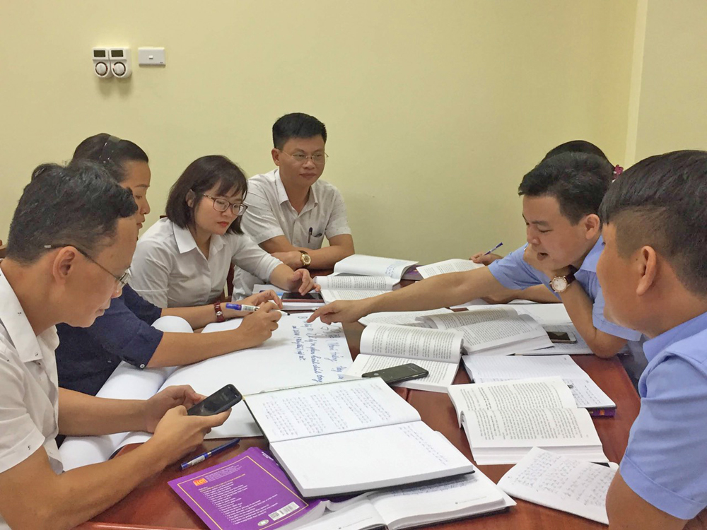 Các học viên Lớp Cao cấp lý luận chính trị Quảng Ninh Khóa 1 năm 2019-2021 thảo luận nhómtrong giờ học. Ảnh: Hoàng Quý