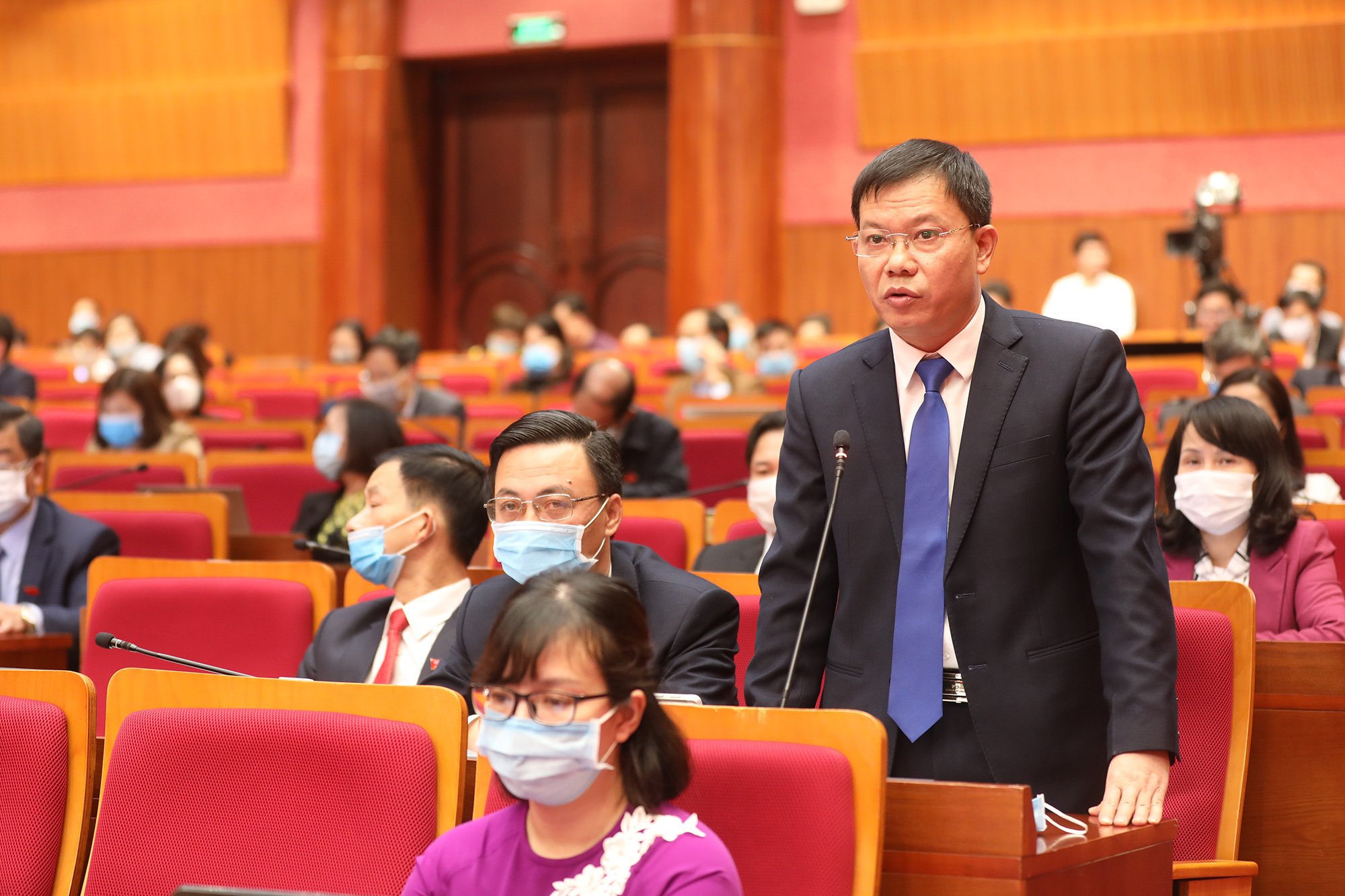 Đồng chí Nguyễn Mạnh Cường, Chủ tịch UBND TP Cẩm Phả, trả lời chất vấn. 