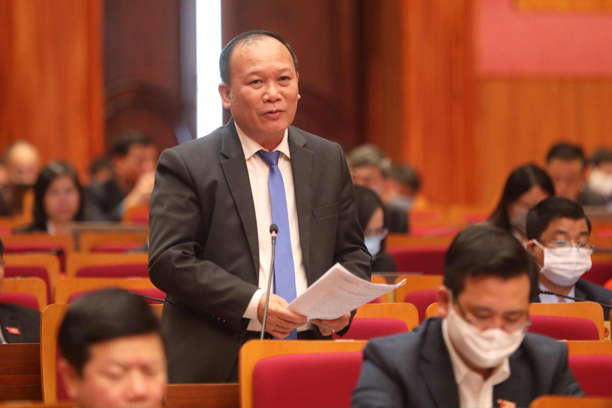 Đồng chí Nguyễn Hoài Sơn, Giám đốc Sở LĐTB&XH, trả lời nội dung chất vấn.