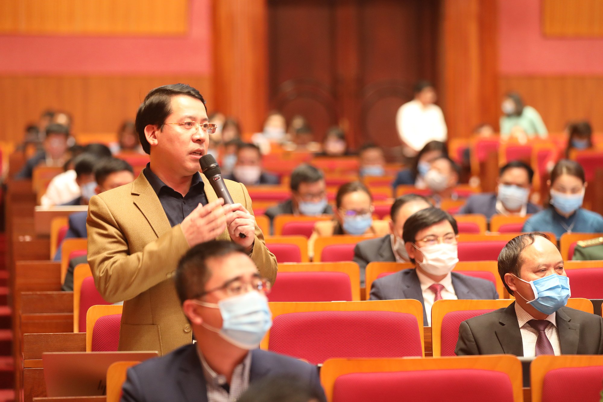Đồng chí Trần Như Long, Giám đốc Sở Tài nguyên và Môi trường, trả lời chất vấn.