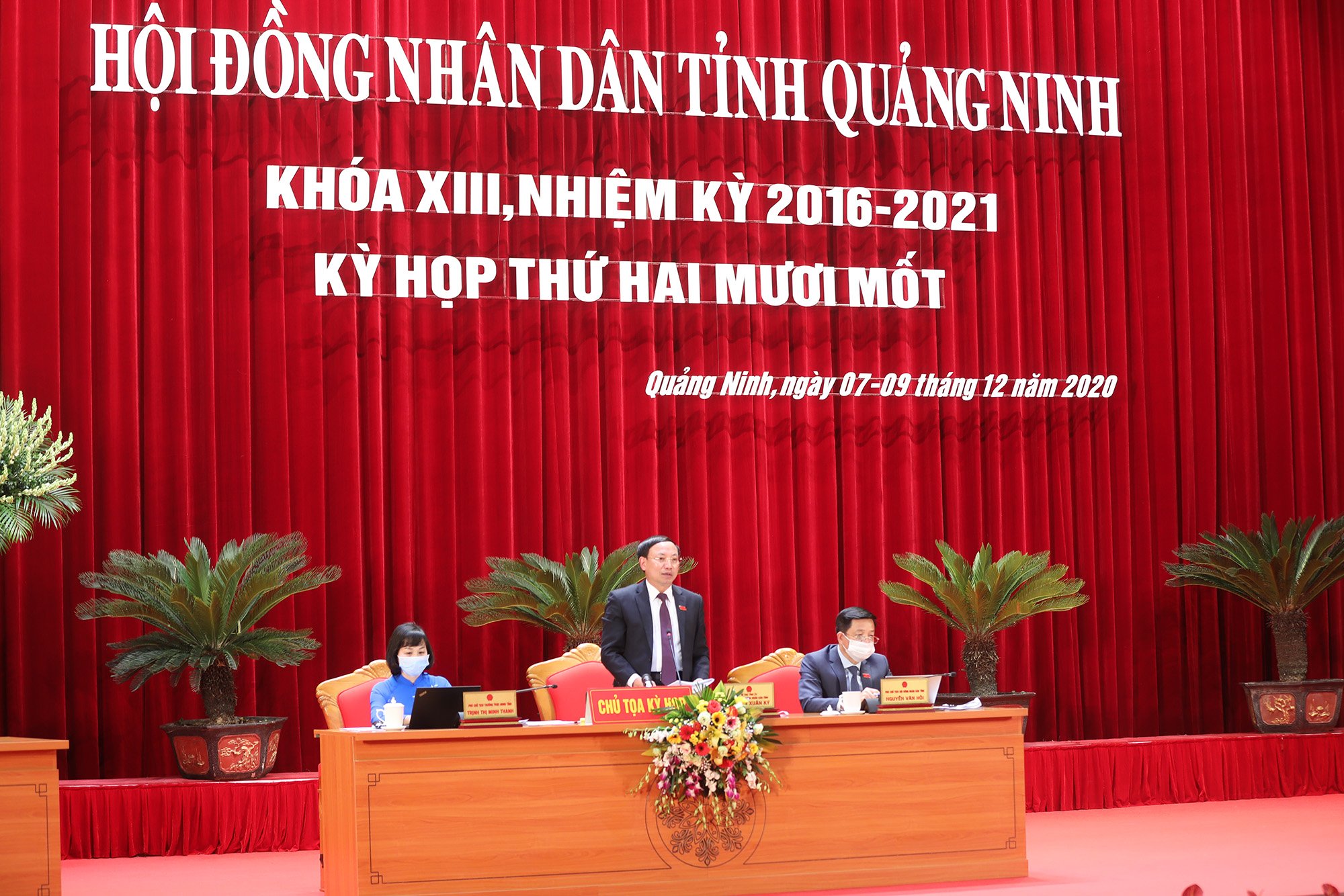 Đồng chí Nguyễn Xuân Ký, Bí thư Tỉnh ủy, Chủ tịch HĐND tỉnh, kết luận nội dung chất vấn liên quan đến tài nguyên rừng và nước.