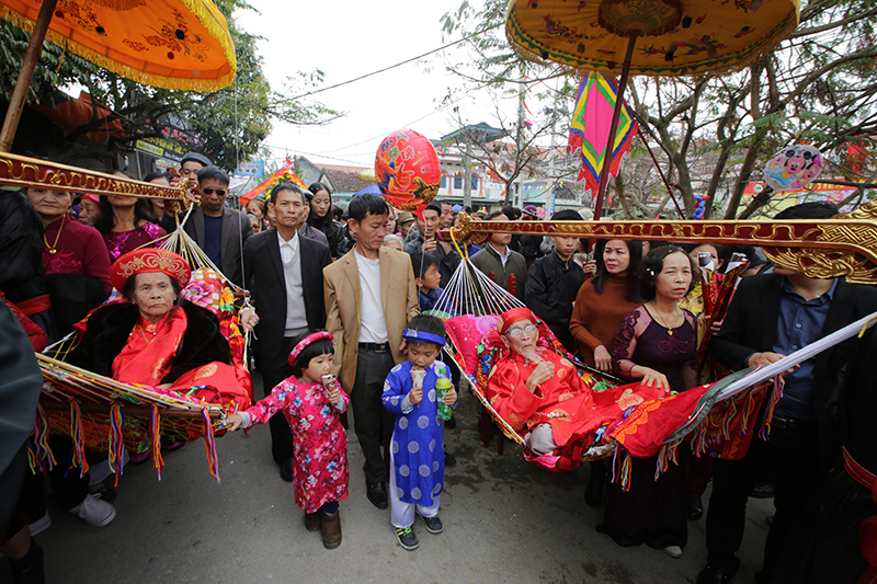 Lễ rước cụ thọ tôn vinh người sống lâu tại Quảng Yên là nét văn hóa tốt đẹp. Ảnh Dương Phượng Đại