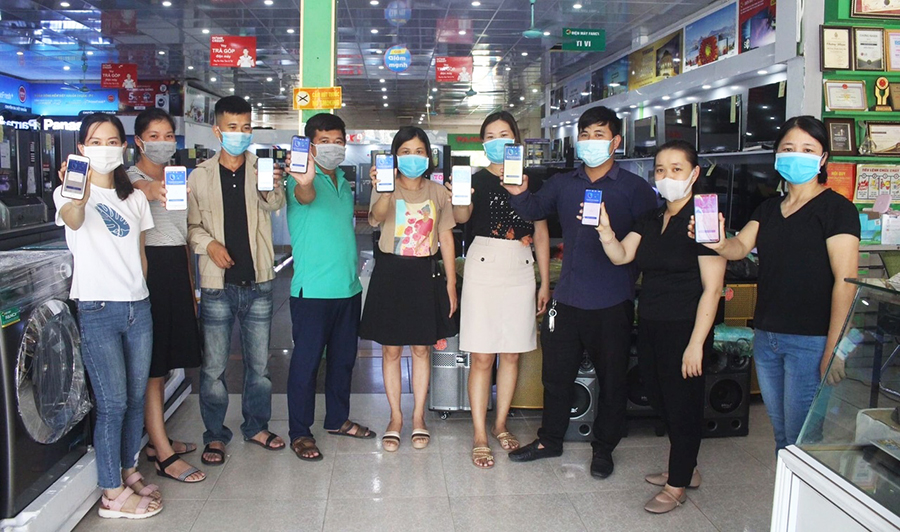 Theo quy ước, hương ước, các nhân viên một cửa hàng kinh doanh tại Quảng Yên cùng đồng lòng tham gia phòng chống Covid - 19.