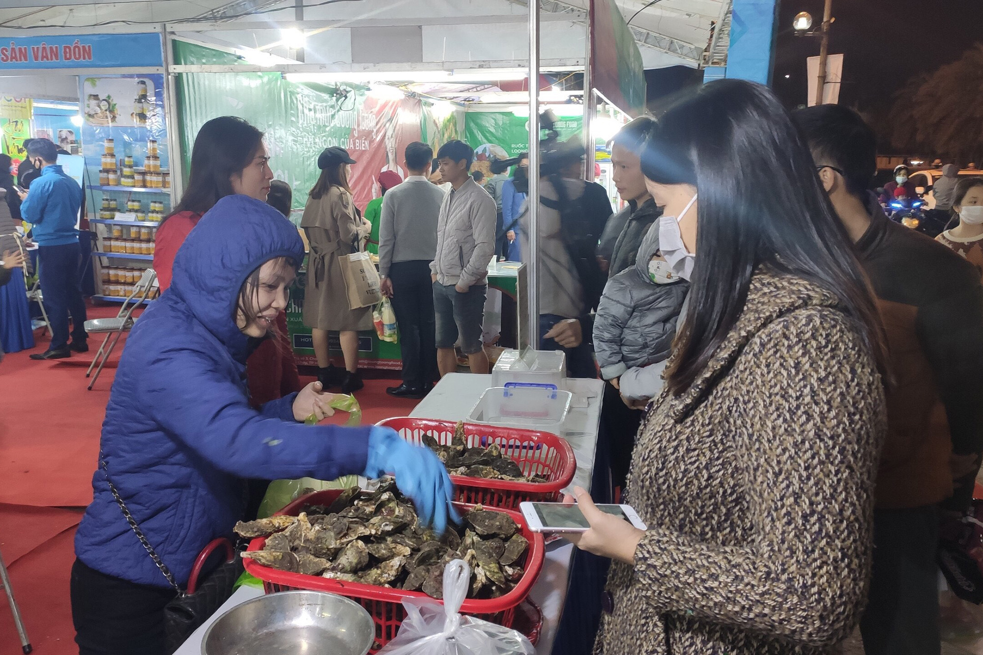 Nhiều mặt hàng tươi sống có sức mua lớn và được ưa chuộng tại tuần xúc tiến thủy sản Quảng Ninh