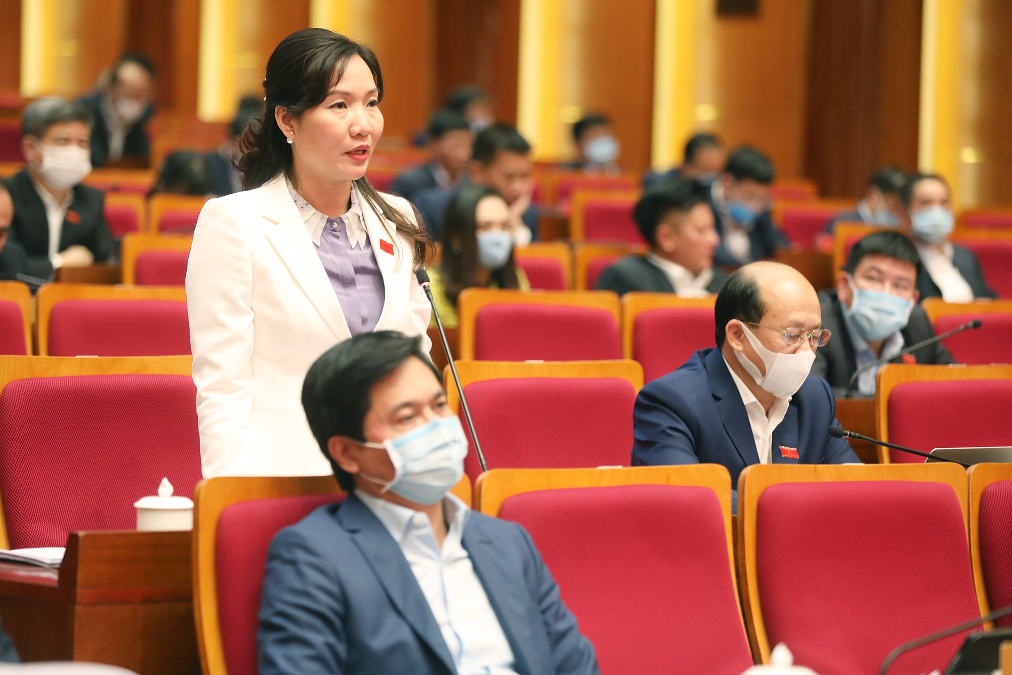 Đồng chí Nguyễn Thị Hạnh, Phó Chủ tịch UBND tỉnh, phát biểu tại phiên chất vấn.