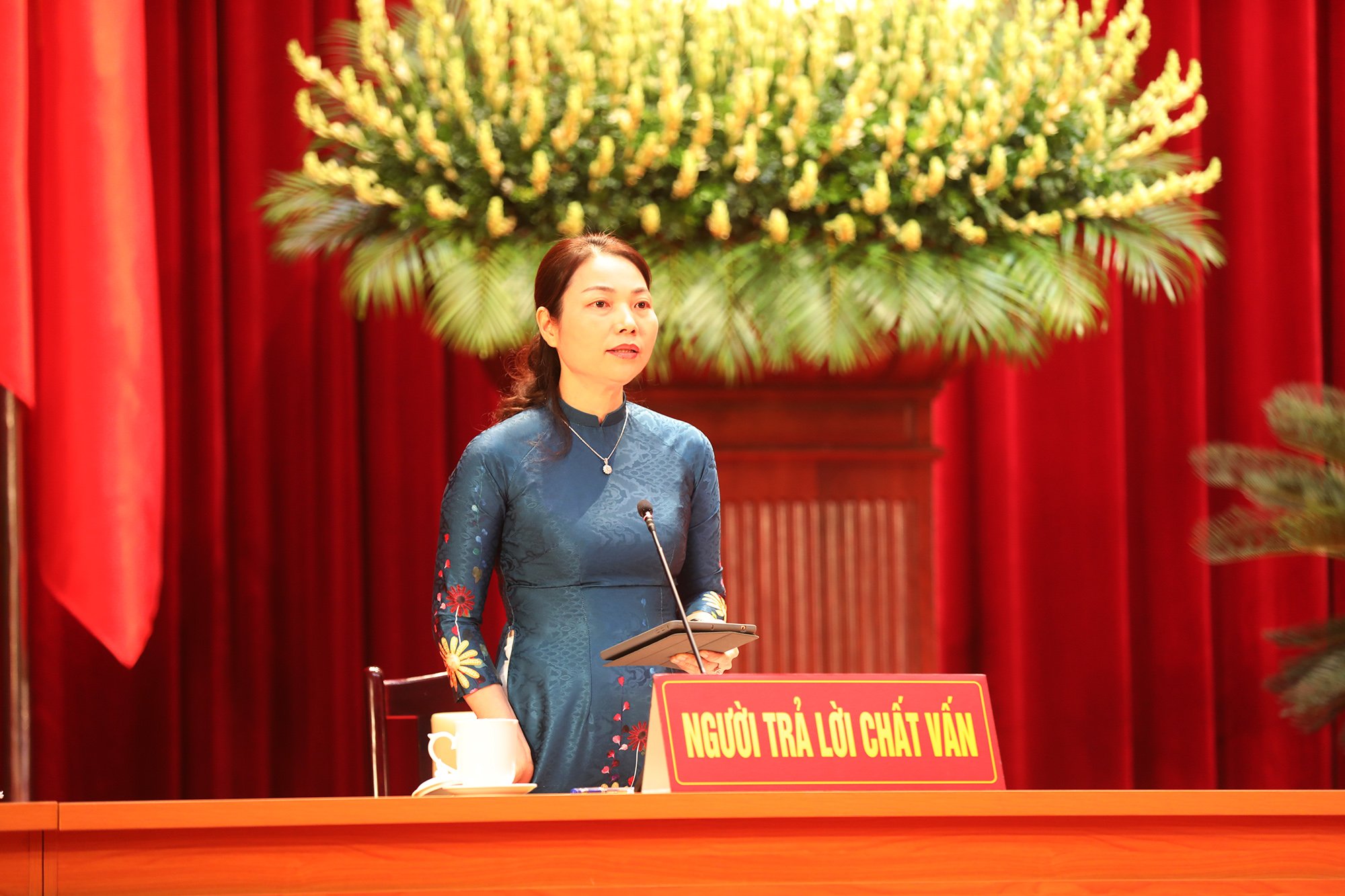 Giám đốc Sở GD&ĐT Nguyễn Thị Thúy trả lời chất vấn tại hội trường.