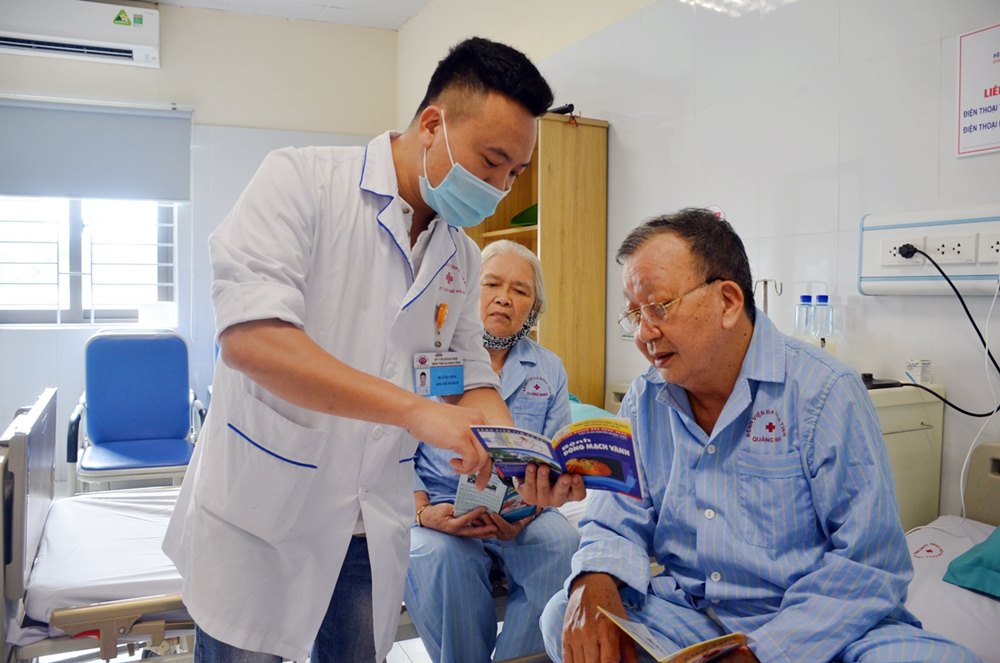 Nhân viên y tế tại Khoa Tim mạch, Bệnh viện Đa khoa tỉnh tư vấn cho NCT về bệnh lý tim mạch. Ảnh: Nguyễn Hoa