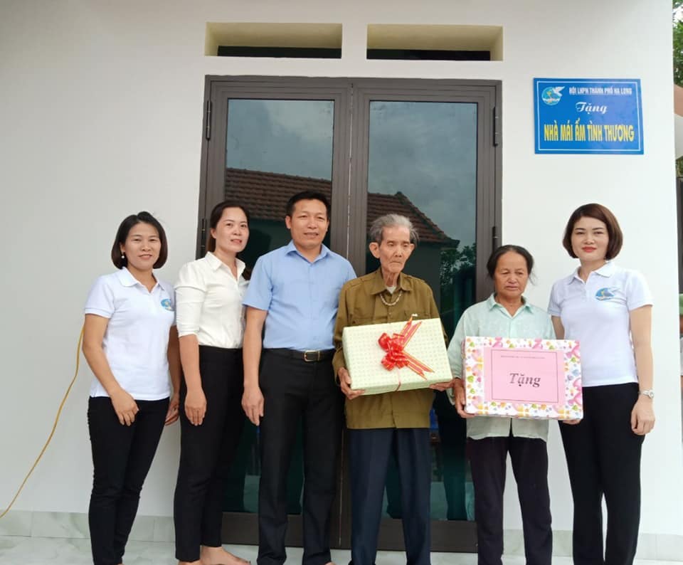 Hội LHPN thành phố Hạ Long tặng quà cho gia đình bà Vũ Thị Gái, thôn Đá Trắng, xã Thống Nhất. Ảnh: Hội LHPN thành phố cung cấp.