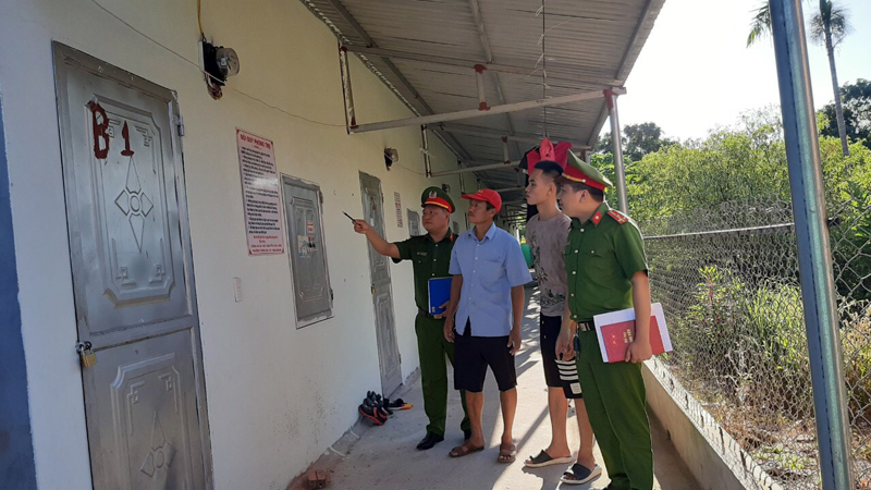 Công an xã Quảng Phong kiểm tra việc chấp hành các quy định đảm bảo an ninh trật tự trên địa bàn đối với các nhà trọ tại thôn 1.