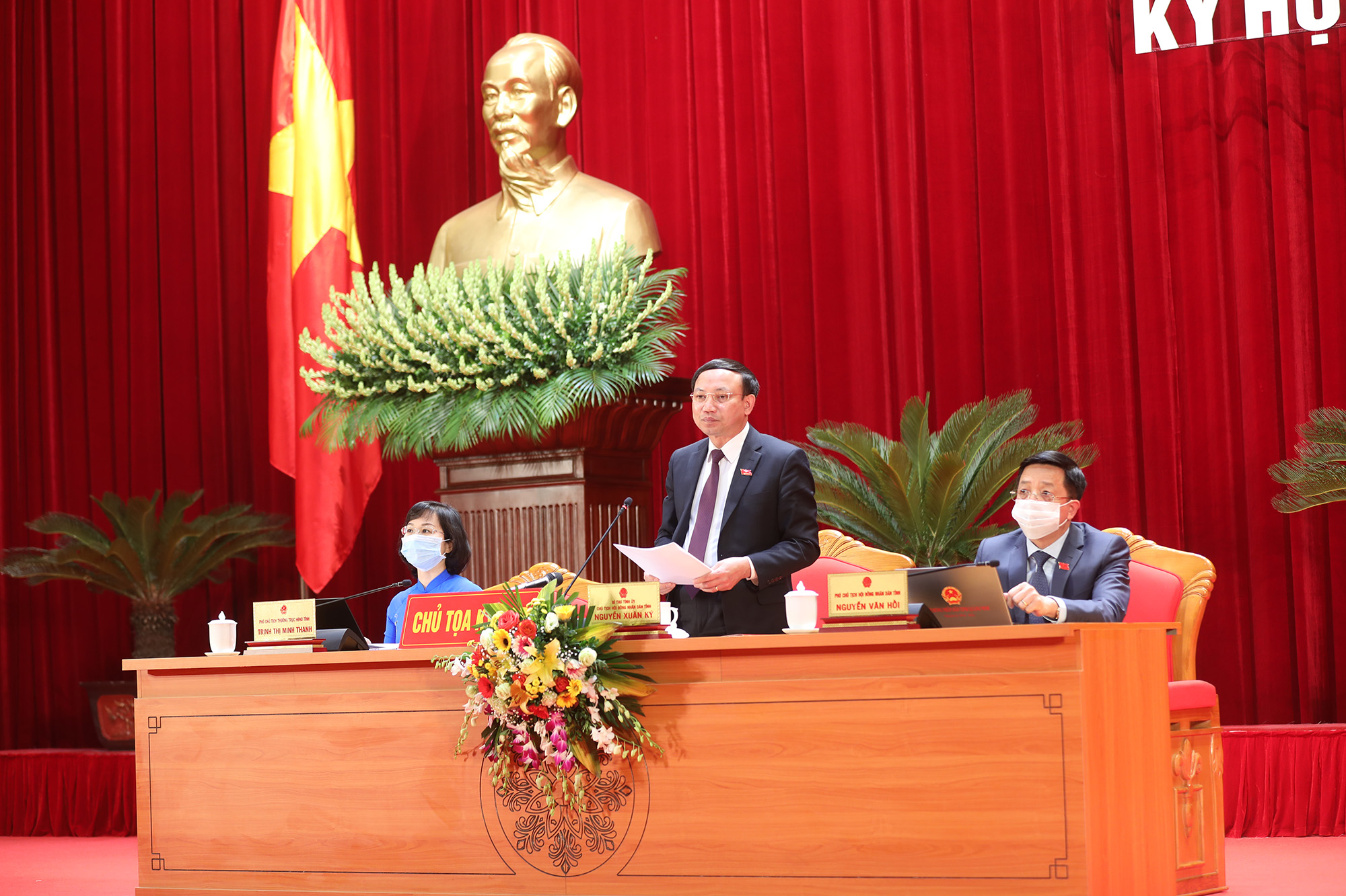 Đồng chí Nguyễn Xuân Ký, Bí thư Tỉnh ủy, Chủ tịch HĐND tỉnh định hướng nội dung phiên chất vấn tại hội trường.