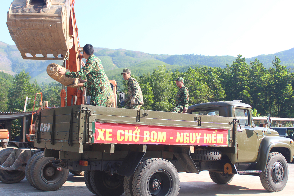 Lực lượng công binh Bộ CHQS tỉnh, vận chuyển bom đến vị trí hủy nổ.