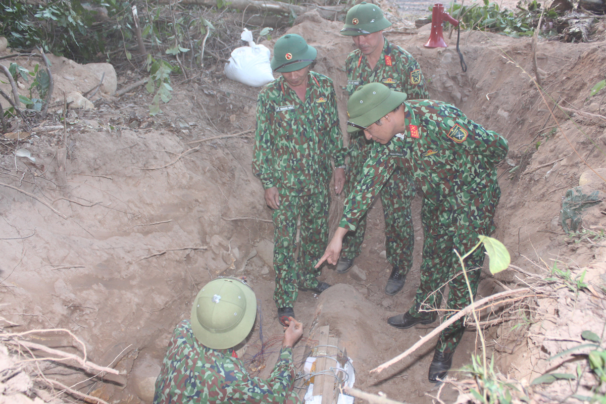Đại tá Đặng Công Chúng, Phó Chỉ huy trưởng Bộ CHQS tỉnh, kiểm tra công tác hủy nổ.