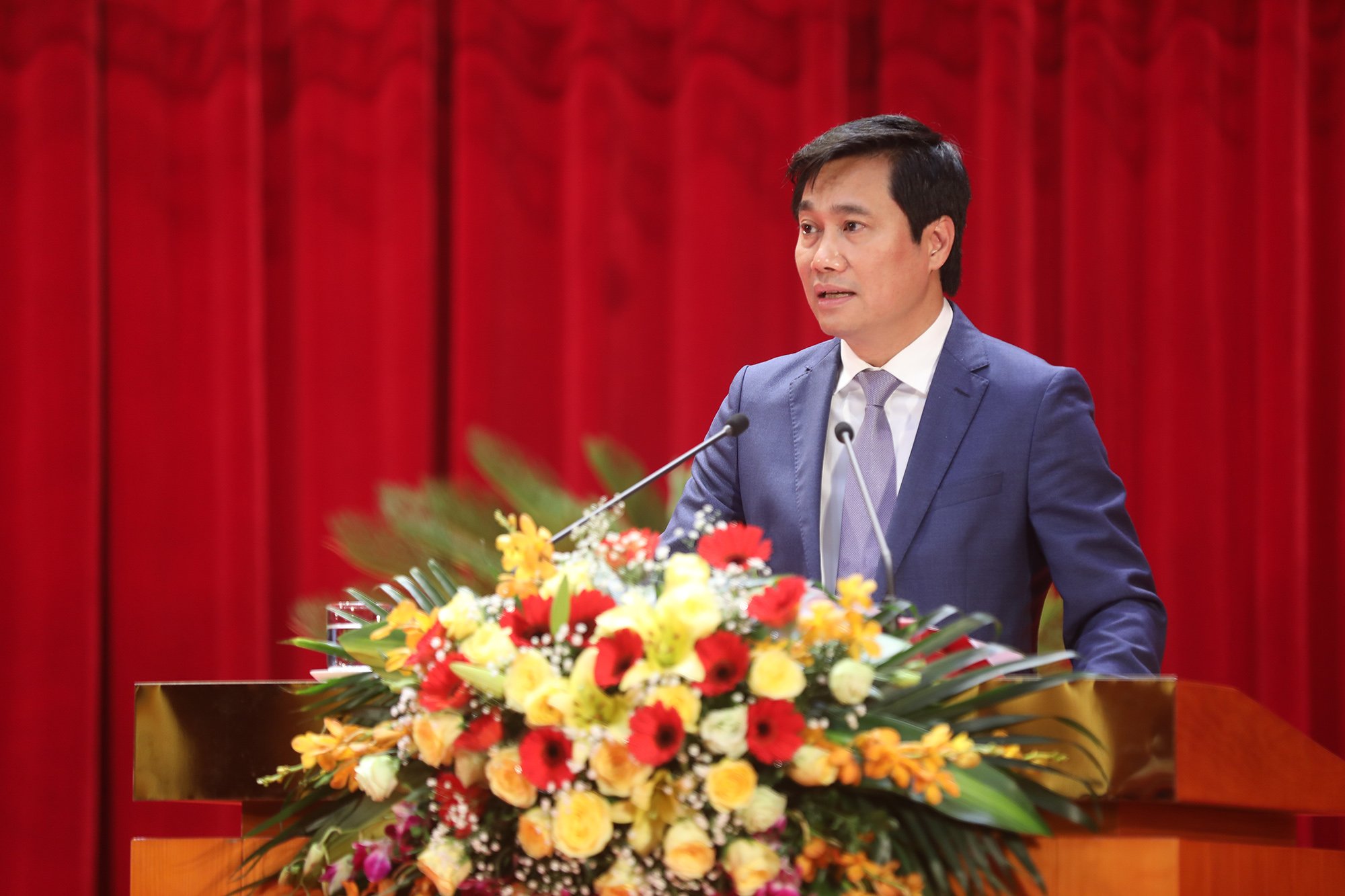 Đồng chí Nguyễn Tường Văn, Phó Bí thư Tỉnh ủy, Chủ tịch UBND tỉnh, phát biểu tại kỳ họp.