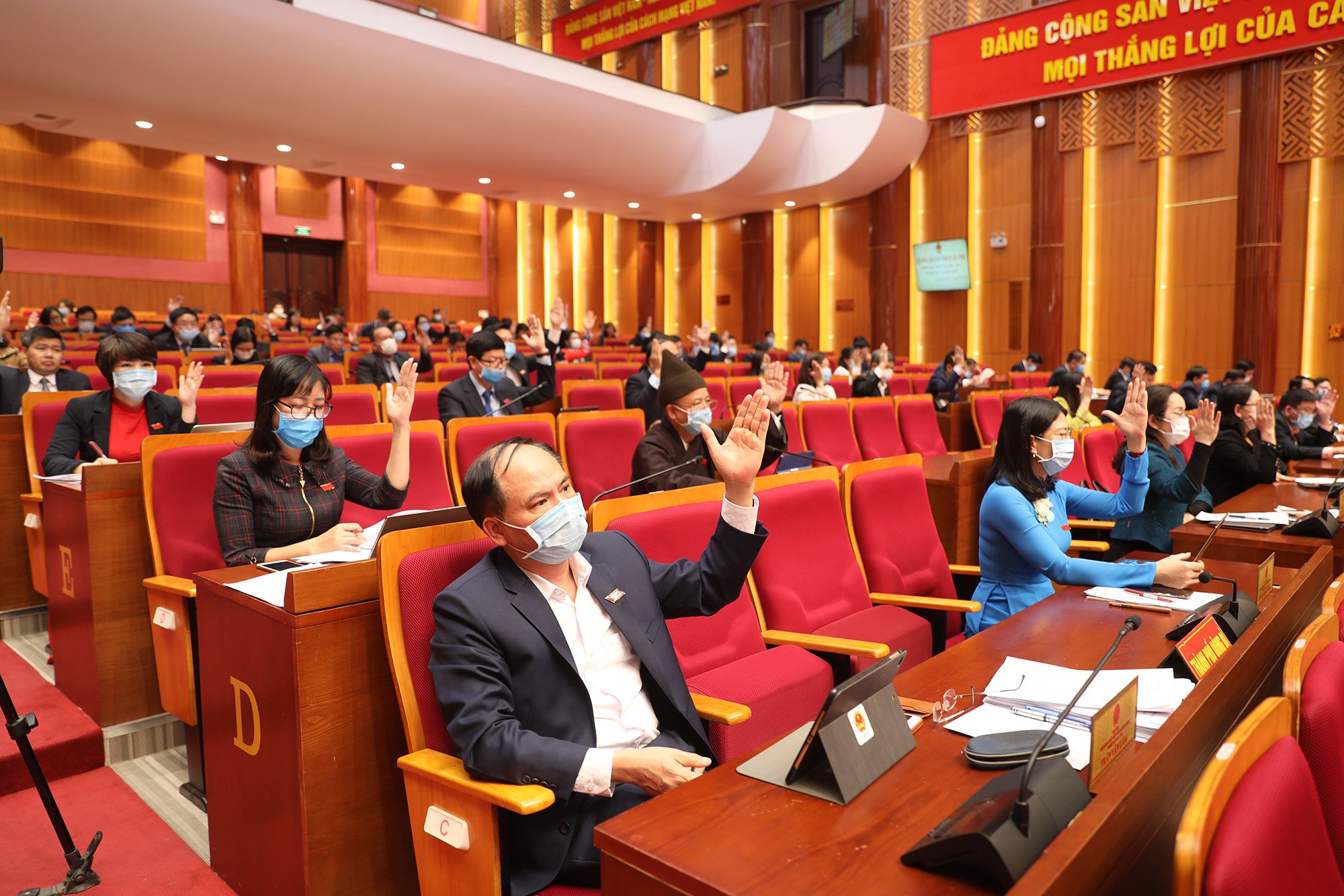Các đại biểu HĐND tỉnh biểu quyết thông qua Nghị quyết.