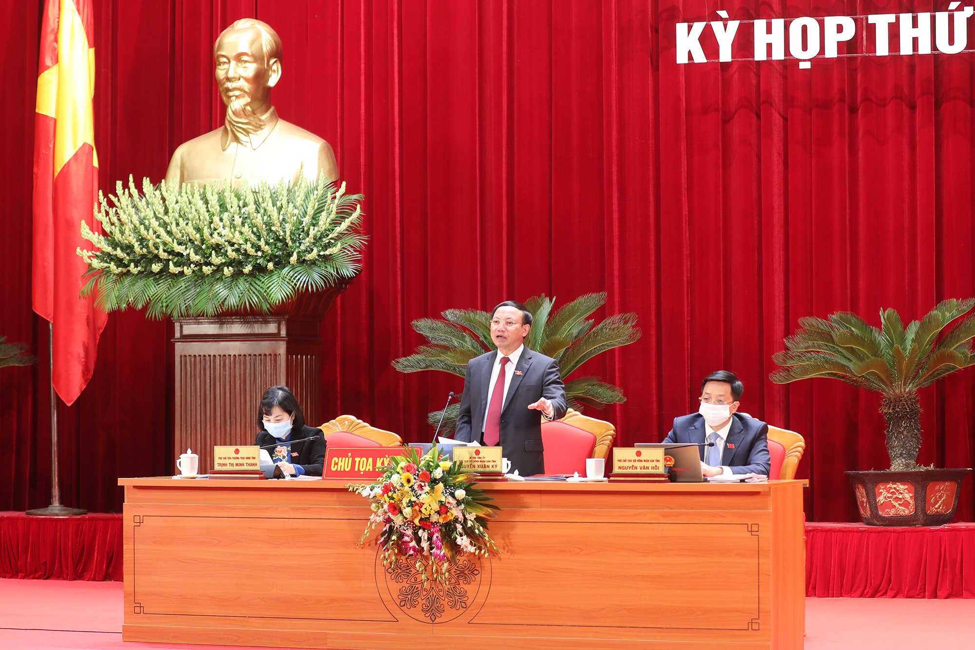 Bí thư Tỉnh ủy, Chủ tịch HĐND tỉnh Nguyễn Xuân Ký phát biểu tại Kỳ họp thứ 21.
