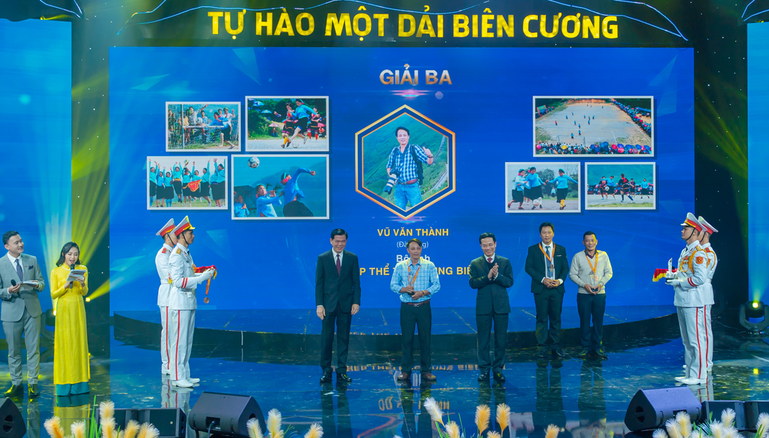 Tác giả Vũ Văn Thành được trao giải ba.