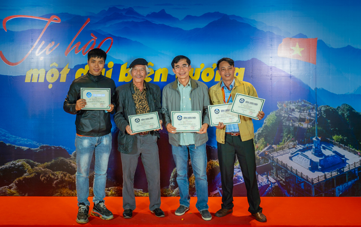 Các tác giả Quảng Ninh tại lễ trao giải.