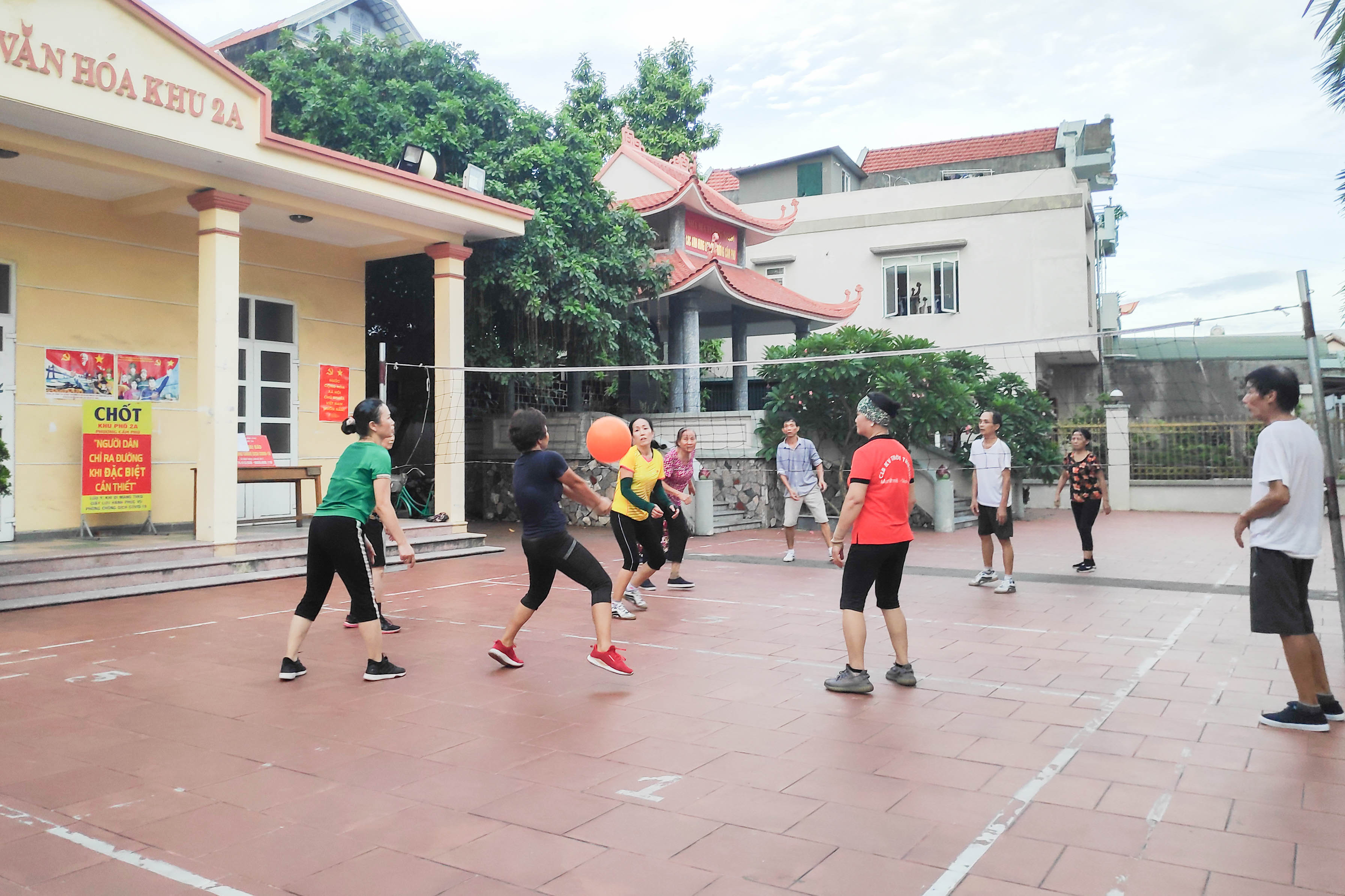 Một buổi luyện tập bóng chuyền hơi của người dân khu phố 2A, phường Cẩm Phú (TP Cẩm Phả).