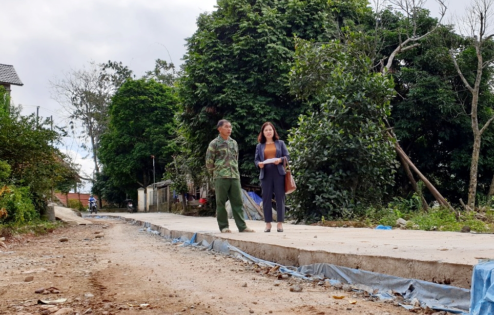 Con đường bê tông trục thôn Đồng Cậm (xã Hoành Mô, huyện Bình Liêu) vừa hoàn thành giai đoạn 1, đã góp phần quan trọng nâng giá thành các sản phẩm hồi, quế của bà con trong thôn.