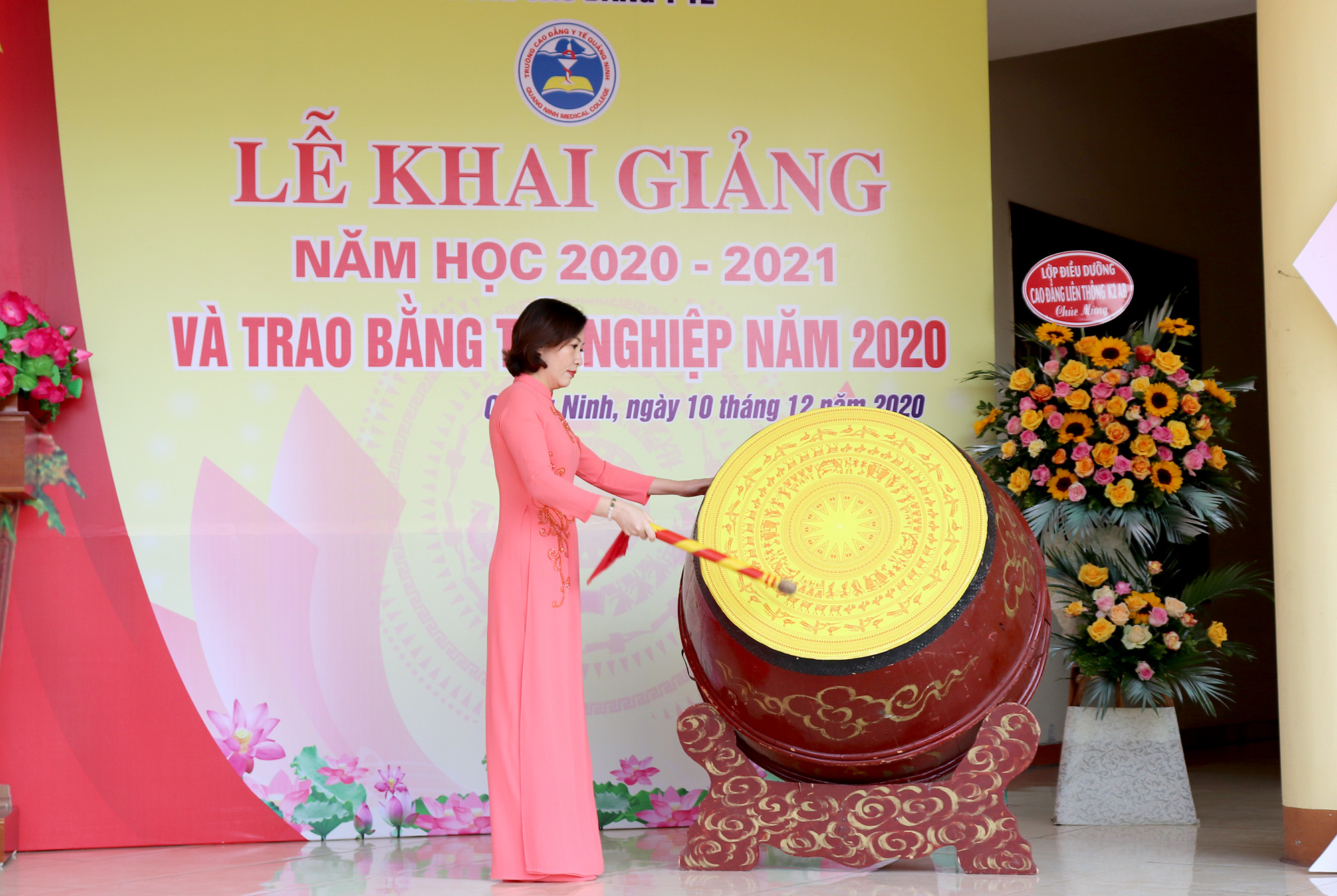 Hiệu trưởng trường Cao đẳng Y tế Quảng Ninh đánh trống khai giảng năm học 2020-2021.