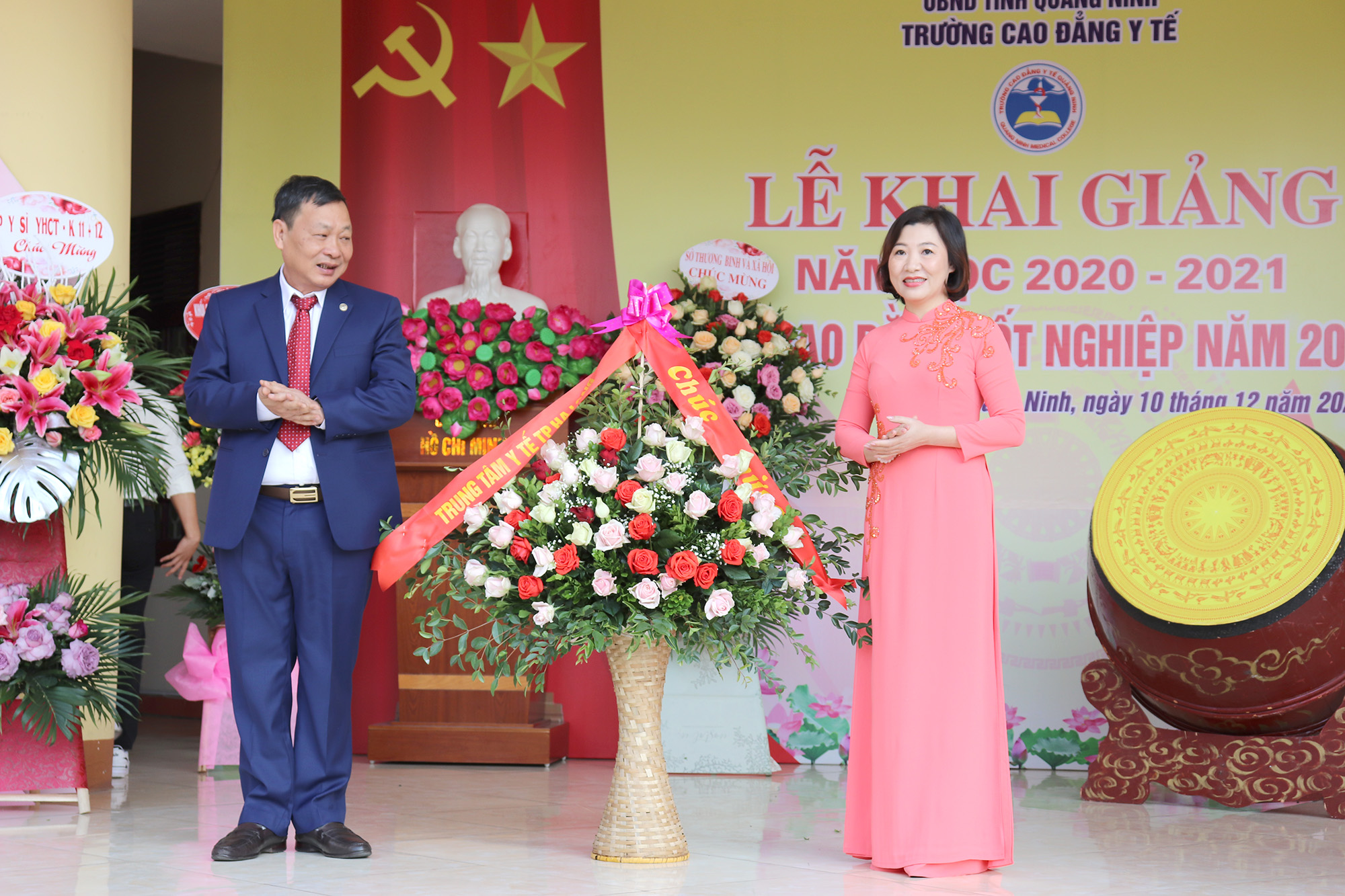 Trung tâm Y tế TP Hạ Long tặng hoa chúc mừng nhà trường. 