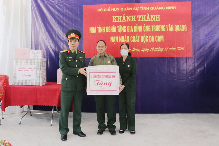 Đại tá Nguyễn Quang Hiến, Chính ủy Bộ CHQS tỉnh Quảng Ninh, tặng quà cho gia đình ông Trương Văn Quang.