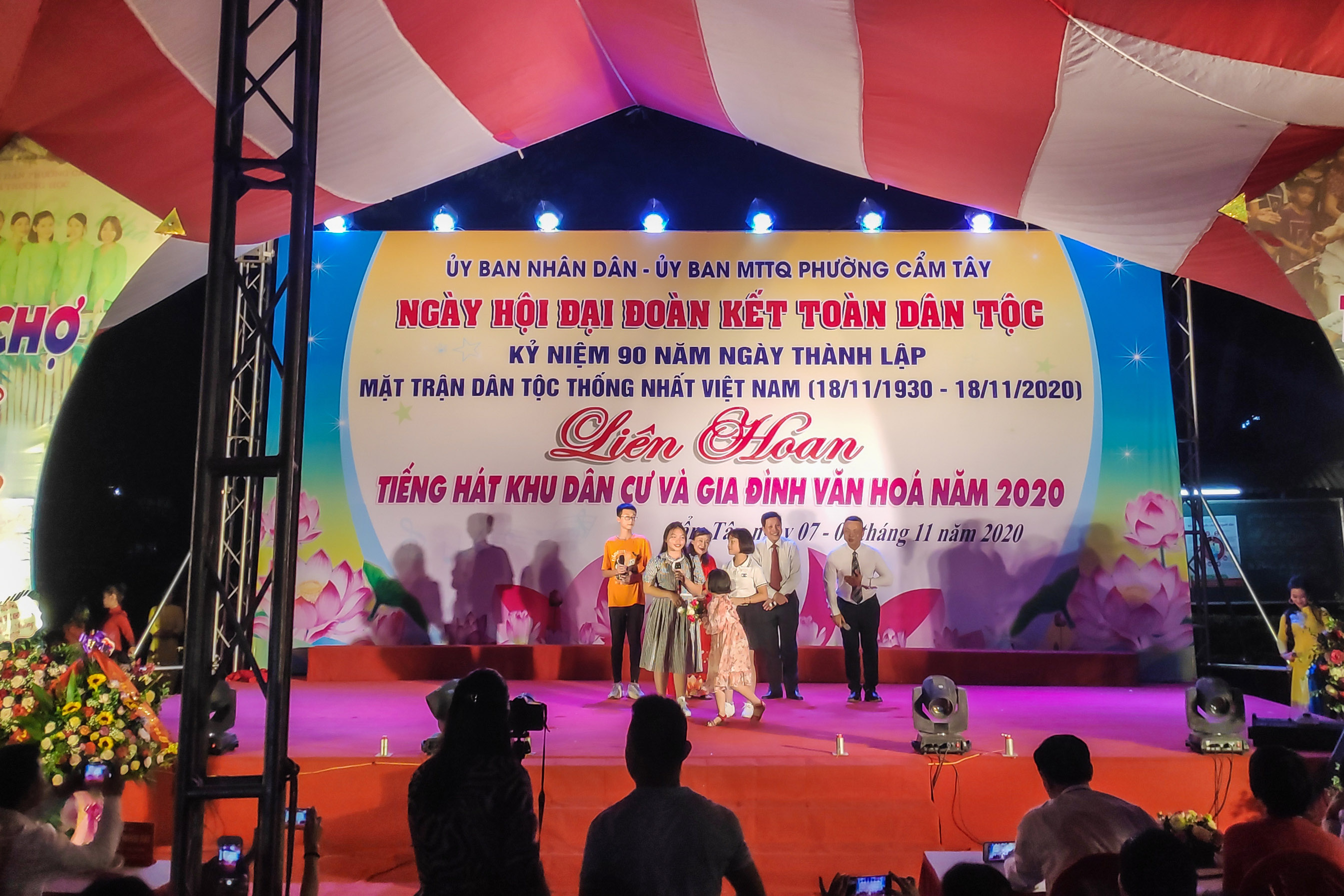 Nhân dân phường Cẩm Tây (TP Cẩm Phả) tham gia Liên hoan tiếng hát khu dân cư, nhân Ngày Hội đại đoàn kết toàn dân tháng 11/2020.