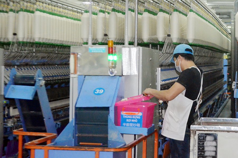 Sản xuất sợi tại Công ty TNHH KHKT Texhong Ngân Long (KCN Hải Yên, TP Móng Cái).