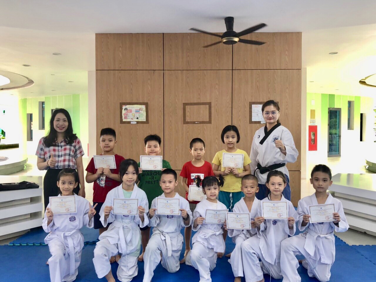 Các em thiếu nhi được trao giấy trao giấy chứng nhận lớp võ Taekwondo 
