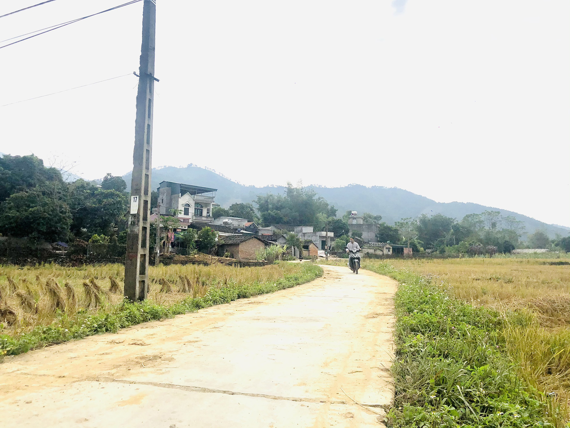 Đường ở các thôn, bản của Bình Liêu đã được bê tông hóa, đảm bảo điều kiện đi lại cho người dân.