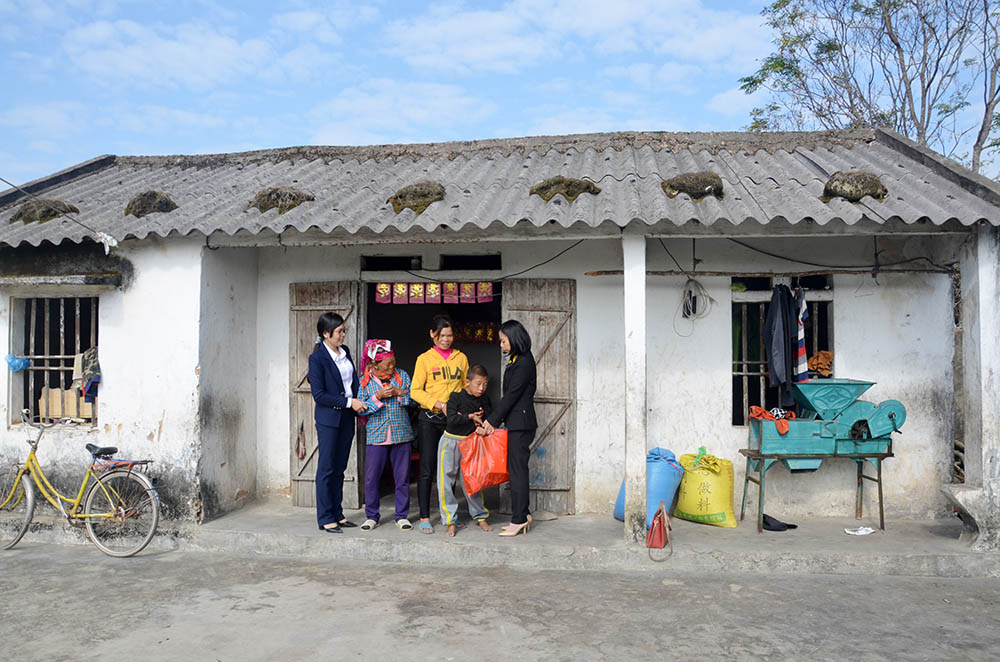 Cán bộ Phòng LĐ-TB&XH huyện Đầm Hà thăm, tặng quà cháu Háu Tắc Quang (thôn Tân Đức, xã Quảng Tân, huyện Đầm Hà), bị bại não bẩm sinh.