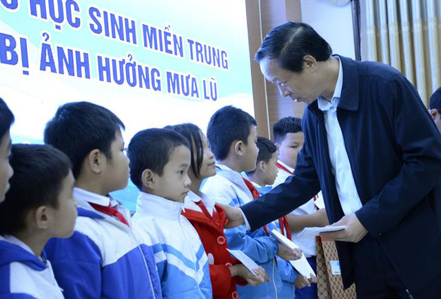  Thứ trưởng Phạm Ngọc Thưởng tặng quà cho học sinh vùng lũ tỉnh Quảng Trị.