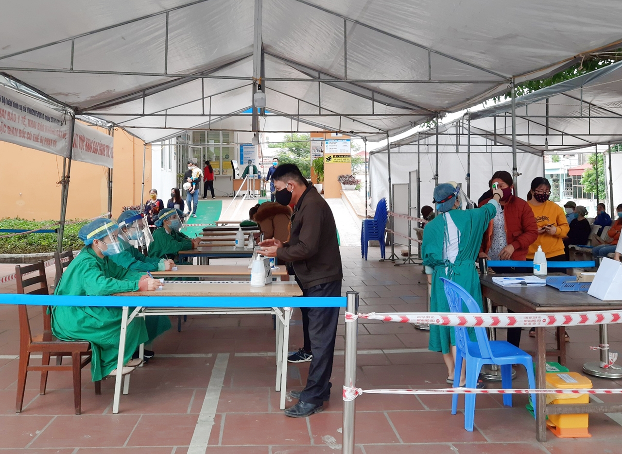 Bệnh viện Việt Nam - Thụy Điển Uông Bí duy trì nghiêm việc phân luồng, sàng lọc người vào bệnh viện. Ảnh: Nguyễn Hoa