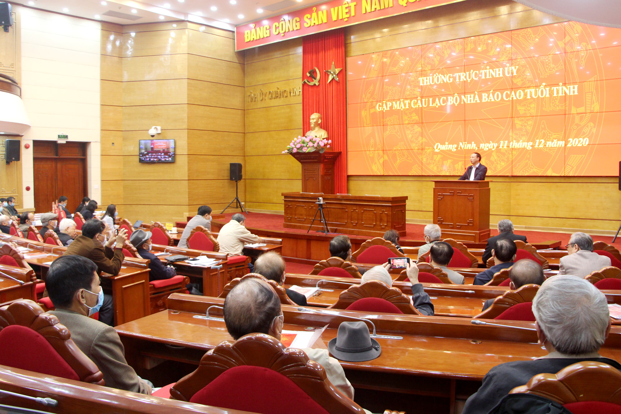 Đồng chí Nguyễn Xuân Ký, Bí thư Tỉnh ủy, Chủ tịch HĐND tỉnh phát biểu tại buổi gặp mặt nhà báo cao tuổi của tỉnh.
