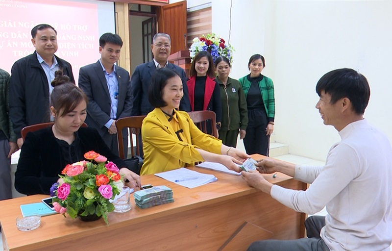 HND TP Cẩm Phả giải ngân nguồn vốn Quỹ hỗ trợ nông dân cho hội viên xã Dương Huy. Ảnh: Thùy Dung (Trung tâm TT-VH Cẩm Phả)