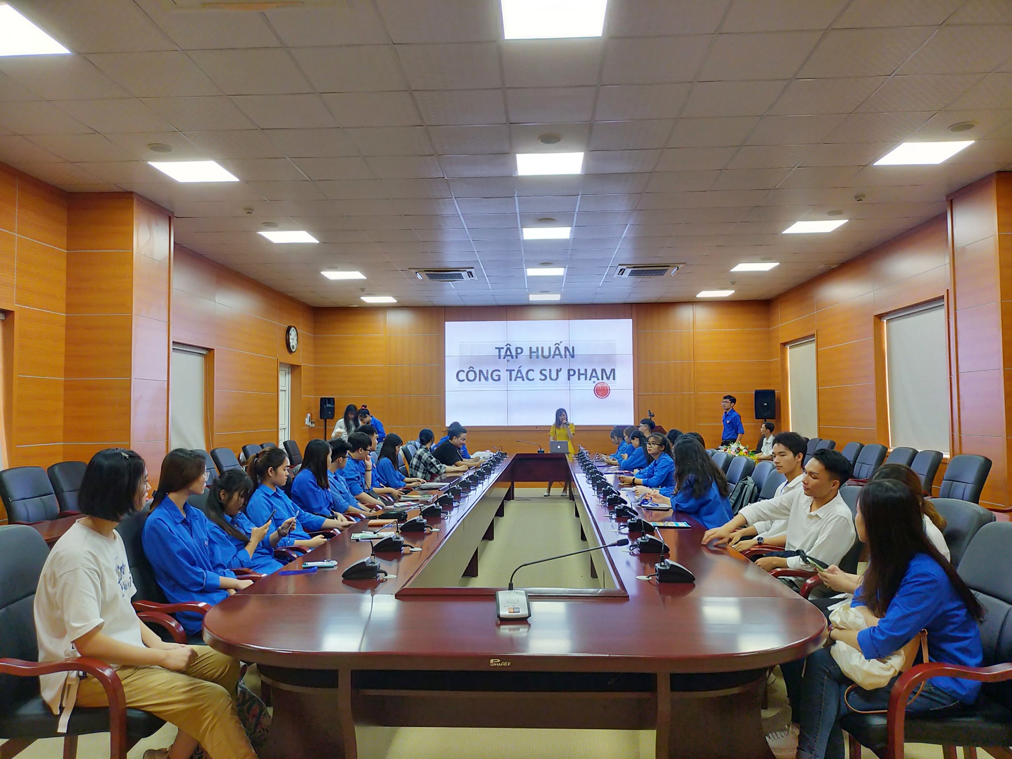 Tập huấn nghiệp vụ công tác giảng dạy cho các thành viên CLB CTV ngoại ngữ tại trường ĐH Hạ Long