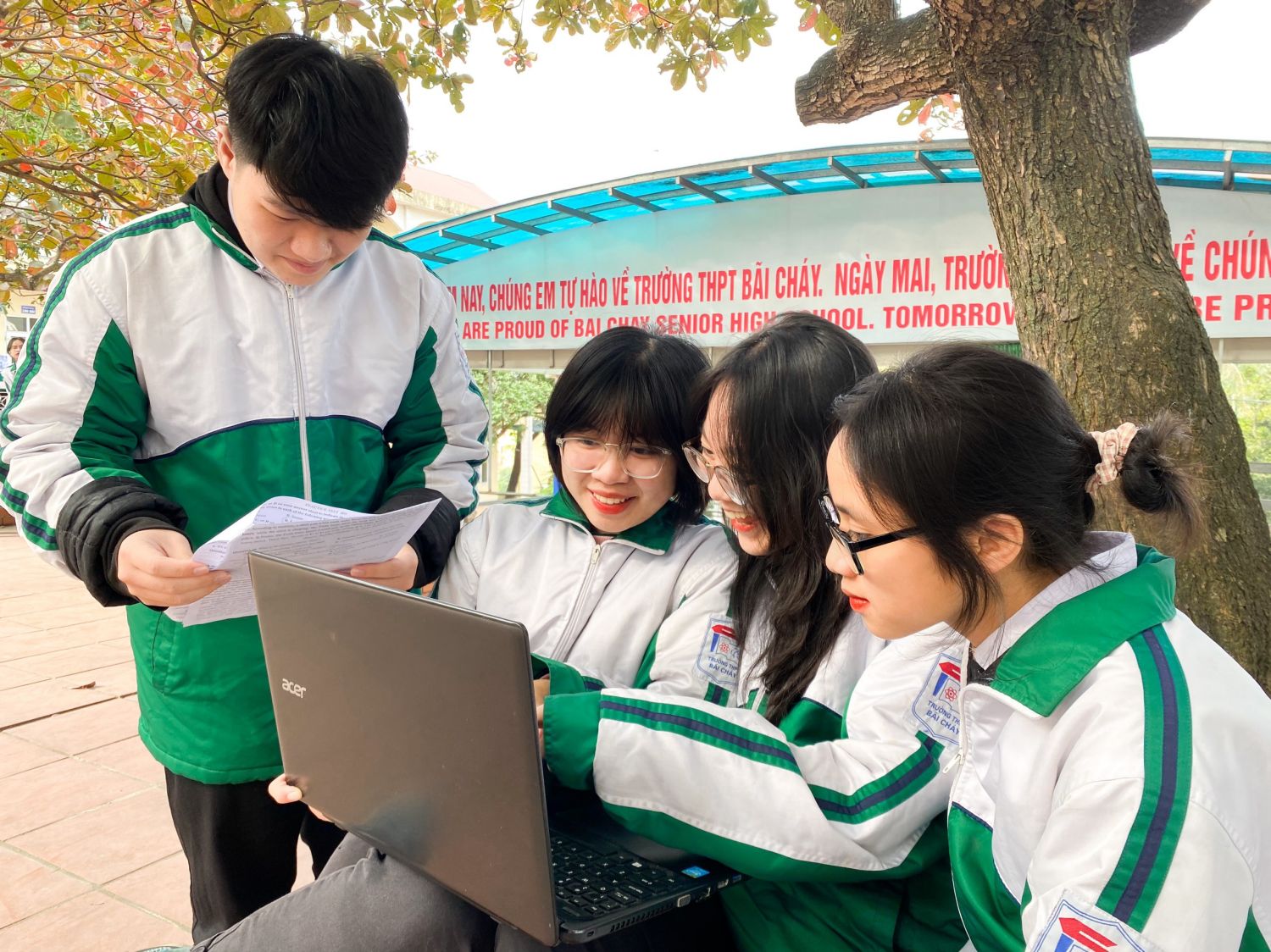 Đặng Thu Thủy, Trường THPT Bãi Cháy (TP Hạ Long) đang lên ý tưởng cùng nhóm bạn của mình về các nội dung liên quan đến cuộc thi 