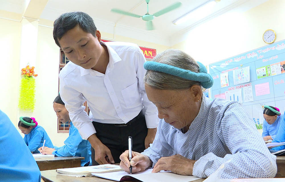 Lớp xóa mù chữ do Trung tâm Học tập cộng đồng xã Đại Dực, huyện Tiên Yên tổ chức.