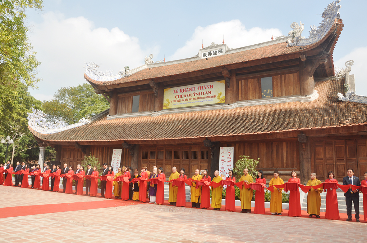 Các đại biểu cắt băng khánh thành chùa Quỳnh Lâm.