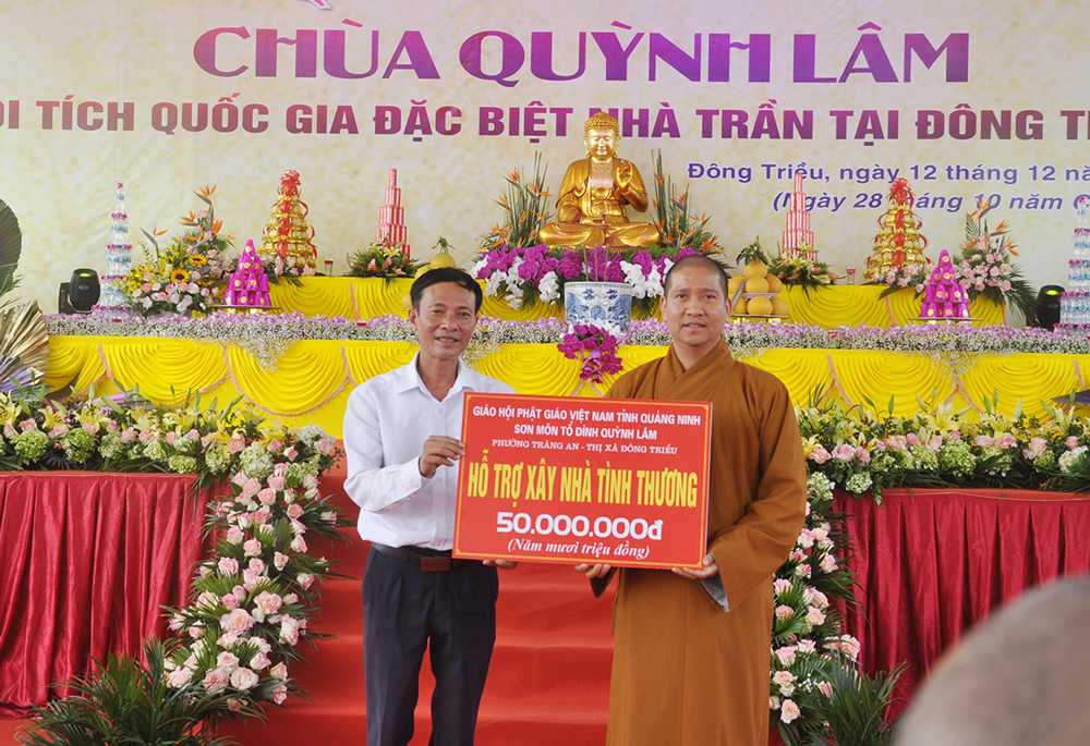 Nhà chùa trao quà hỗ trợ hộ nghèo của xã Tràng An tại lễ khánh thành.