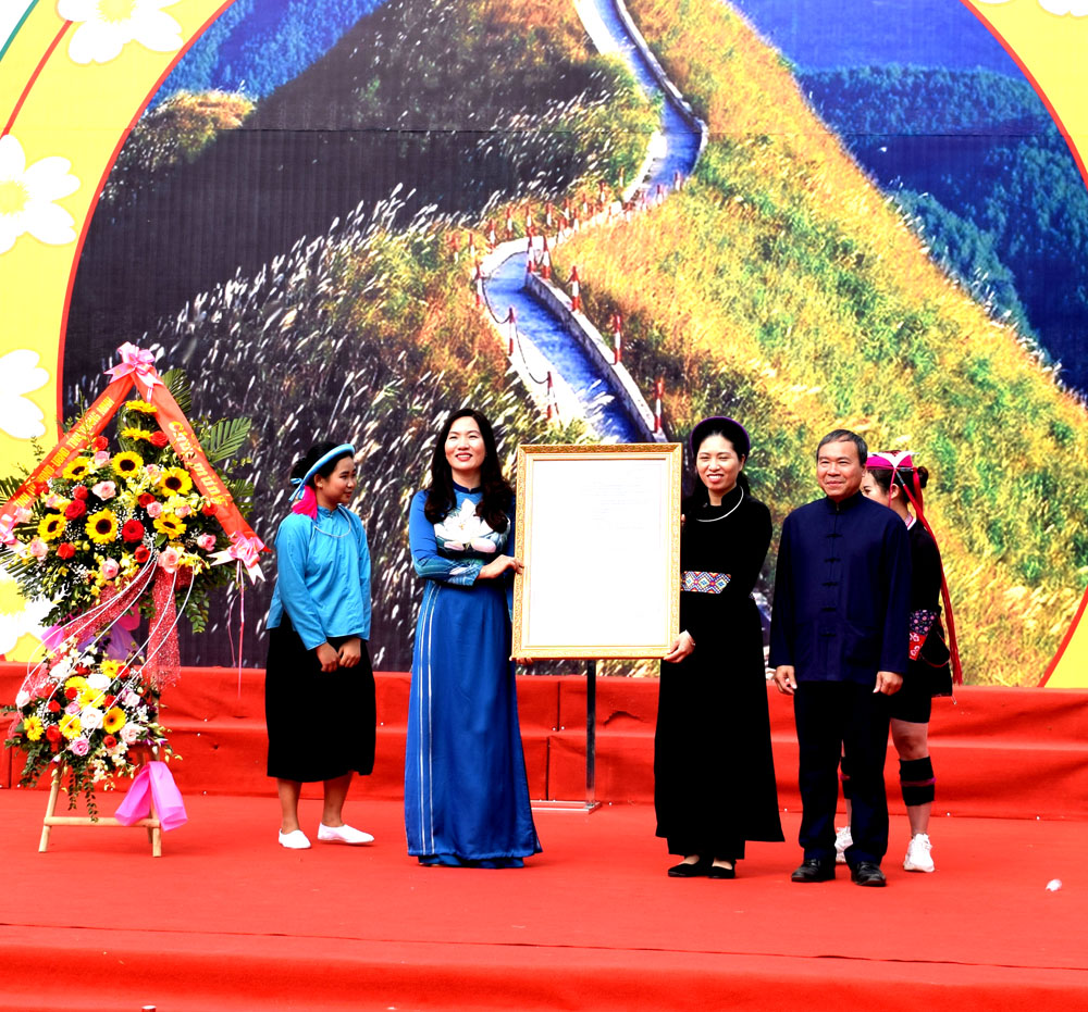 Đồng chí Nguyễn Thị Hạnh trao Quyết định của UBND tỉnh về việc công nhận Khu Du lịch Bình Liêu, huyện Bình Liêu cho lãnh đạo huyện Bình Liêu