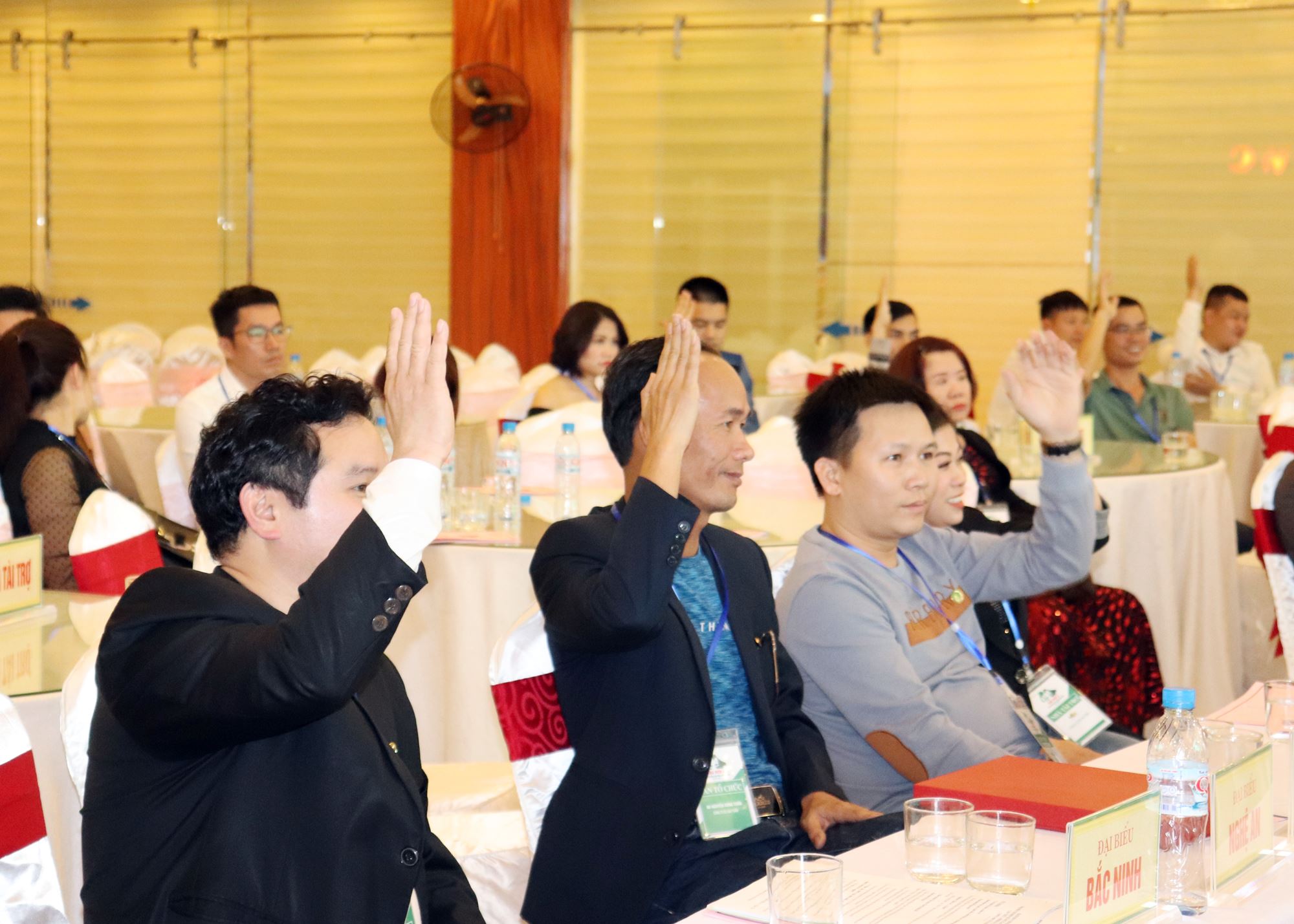 Các hội viên biểu quyết bầu cử Ban Chấp hành, Ban Thường trực, Chi hội trưởng Chi hội Quảng Cáo tỉnh Quảng Ninh nhiệm kỳ 2020-2022.
