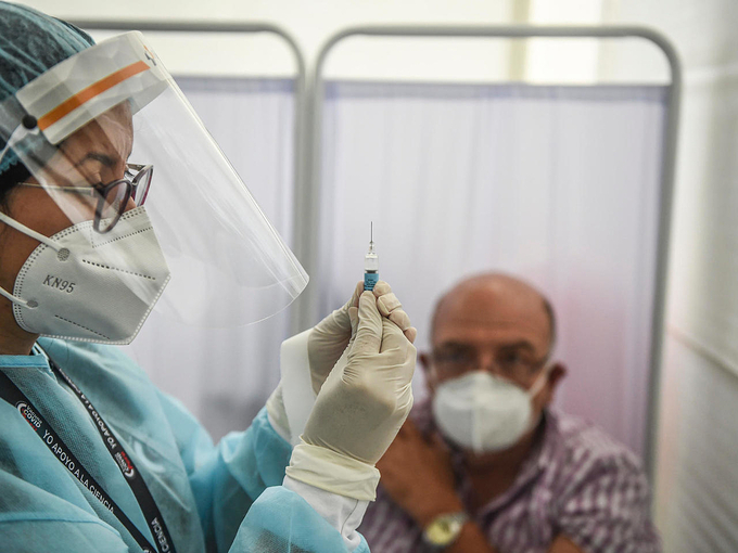 Nhân viên y tế tiêm vaccine Sinopharm cho một tình nguyện viên ở Lima ngày 9/12. Ảnh: AFP.