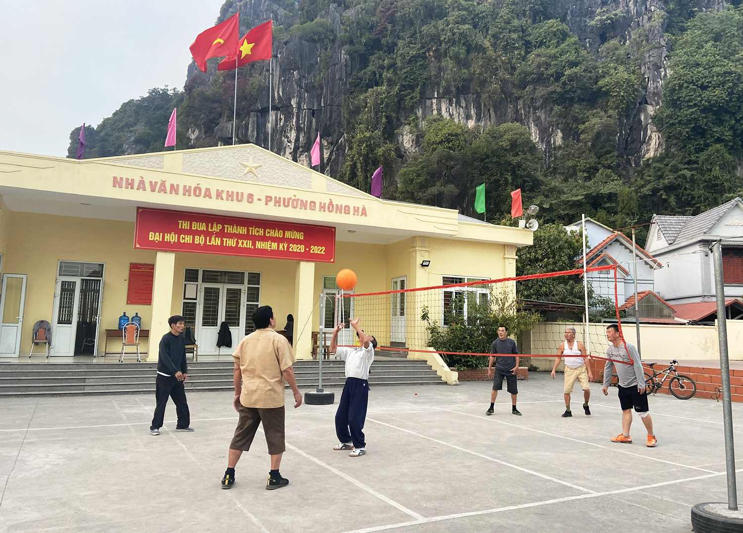 Phong trào thể dục thể thao của người dân khu 6, phường Hồng Hà (TP Hạ Long) diễn ra sôi nổi tại Nhà văn hóa khu.