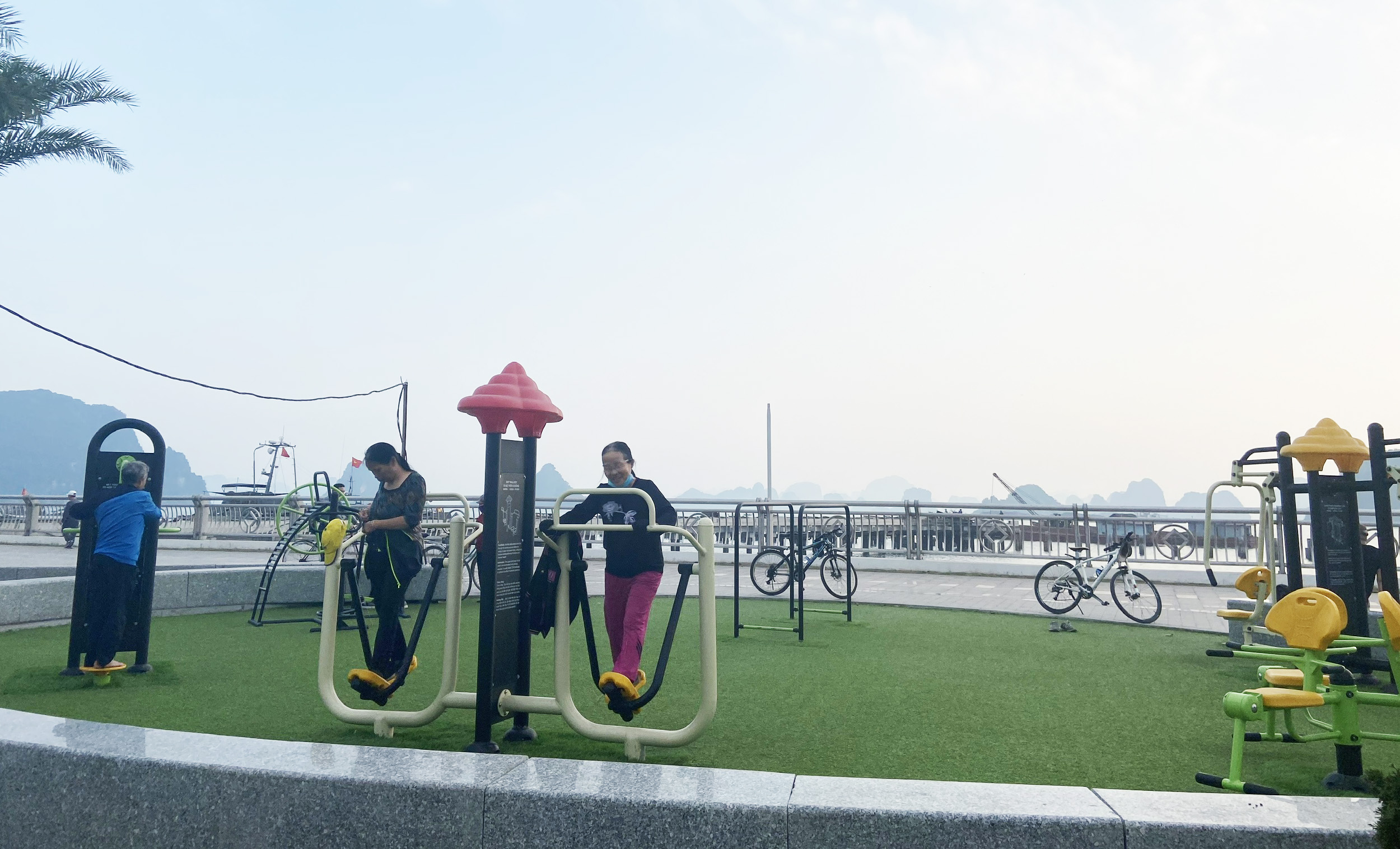 Vỉa hè đường bao biển Trần Quốc Nghiễn (TP Hạ Long) lắp đặt nhiều dụng cụ thể dục phục vụ người dân.
